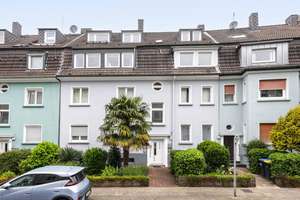 Welcome Home! Modernisierte 4,5- Raum-Dachgeschosswohnung mit rd. 93,9 m² und Garage in Frohnhausen 