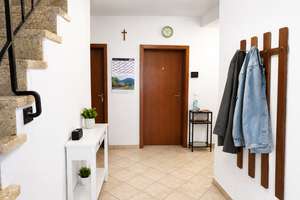 Großzügiges Familienhaus mit Traumgarten, PV-Anlage und Fernblick in Schönberg – Die vollständige Adresse der Immobilie erhältst du vom Anbieter., 94513 Schönberg – Vorschaubild 3
