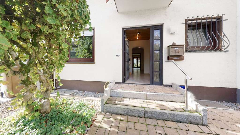 Exklusives RMH in bester Lage inkl. XXL-Schlafzimmer / Garten / Garage und sehr viel Keller