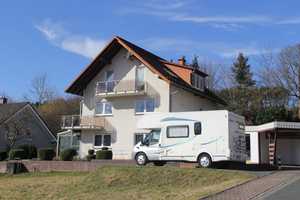 Freistehendes Zweifamilienhaus mit nebenliegendem Baugrundstück in Ebg.-Simmersbach zu verkaufen! – Rosenweg 9, 35713 Lahn-Dill-Kreis – Vorschaubild 1