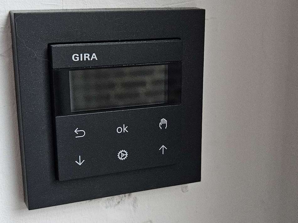 schwarze Gira- Schalter