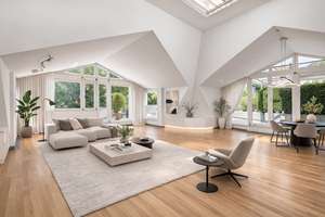 Wohnen auf einer Ebene. Lichtdurchflutetes Penthouse.