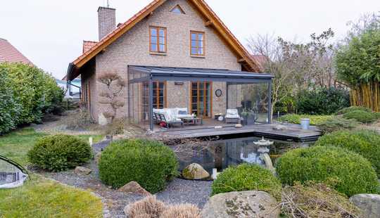 Bild von Idyllisches Einfamilienhaus mit Sommergarten und beheiztem Schwimmteich in ruhiger Dorflage