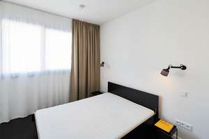 WOHNEN AN DER SPREE: Cityapartment in Berlins ikonischem WAVE mit Einbauküche + Balkon – Stralauer Allee 14a, 10245 Friedrichshain, Berlin – Vorschaubild 3