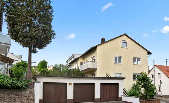 Karlsruhe-Knielingen: 4 Wohnungen mit 5 Garagen! Mehrfamilienhaus ideal für Anleger & Eigennutzer