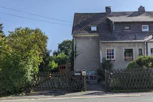 Einfamilienhaus (Doppelhaushälfte) und Garagengebäude auf Grundstück – Die vollständige Adresse der Immobilie erhältst du vom Anbieter., 8239 Falkenstein/Vogtland – Vorschaubild 1