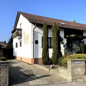 Einfamilienhaus mit großem, sonnigem Grundstück in exklusiver Ortsrandlage