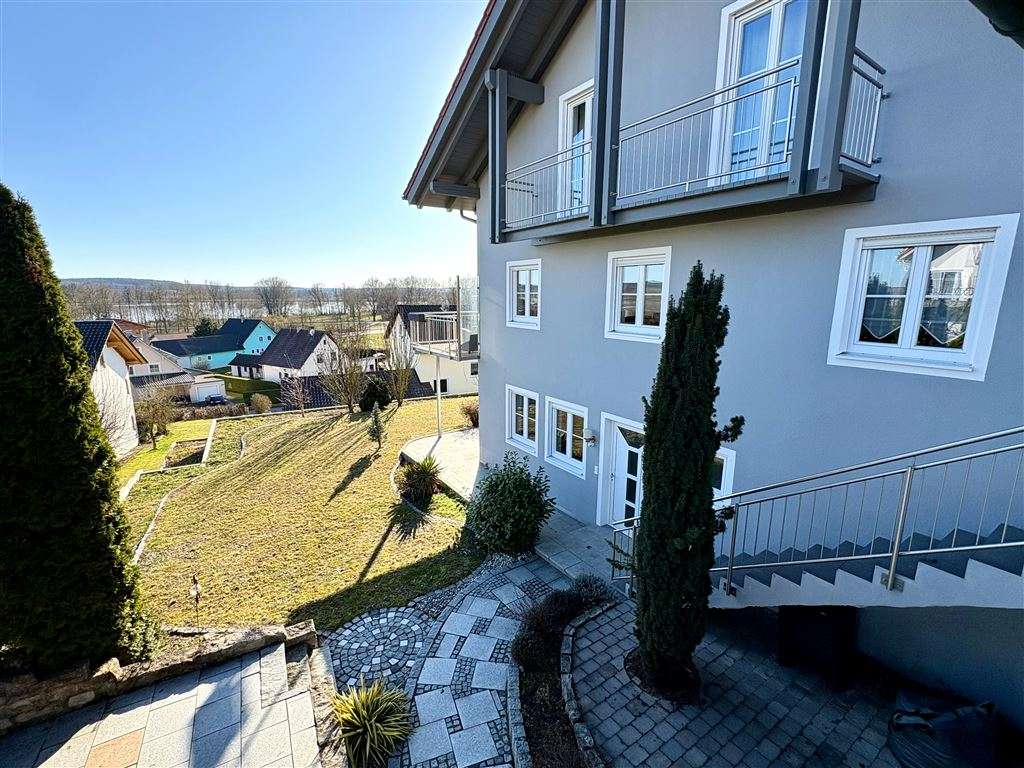 Immobilie in Marklkofen - Einziehen und wohlfühlen! DHH mit malerischem Ausblick auf den Steinberger See in Warth/Marklkofen - Bild 3