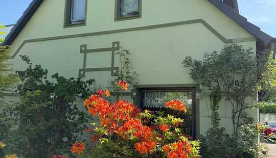 Bild von Einfamilienhaus mit schönem Garten und Nebengebäuden
