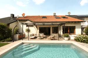 Exklusives Split-Level-Einfamilienhaus mit Salzwasserpool, Kamin & hochwertiger Ausstattung