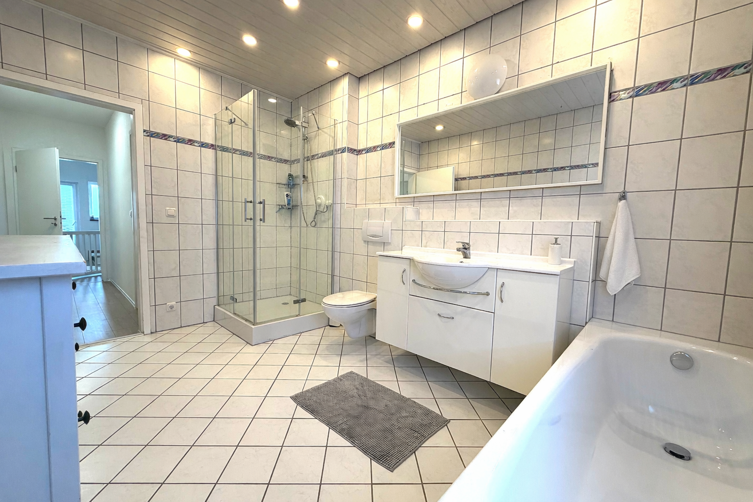 Immobilie in Grävenwiesbach - !! Raumwunder !! Modernisiertes RMH mit 6 Zimmern, Balkonen mit Blick, Garage und Garten - Bild 13