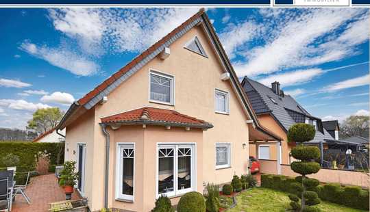 Bild von Modernes Familienhaus auf Eigentumsgrundstück mit Carport