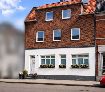 Wohnen. Vermieten. Investieren. – Stilvolles Mehrfamilienhaus mit Gartenidylle in Duisburg-Oestrum