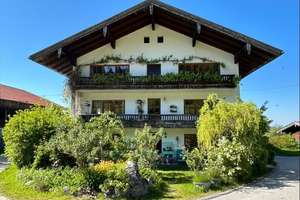 Bauernhaus am Samerberg in zwei Haushälften geteilt - mit drei separaten Wohneinheiten – Die vollständige Adresse der Immobilie erhältst du vom Anbieter., 83122 Samerberg – Vorschaubild 1