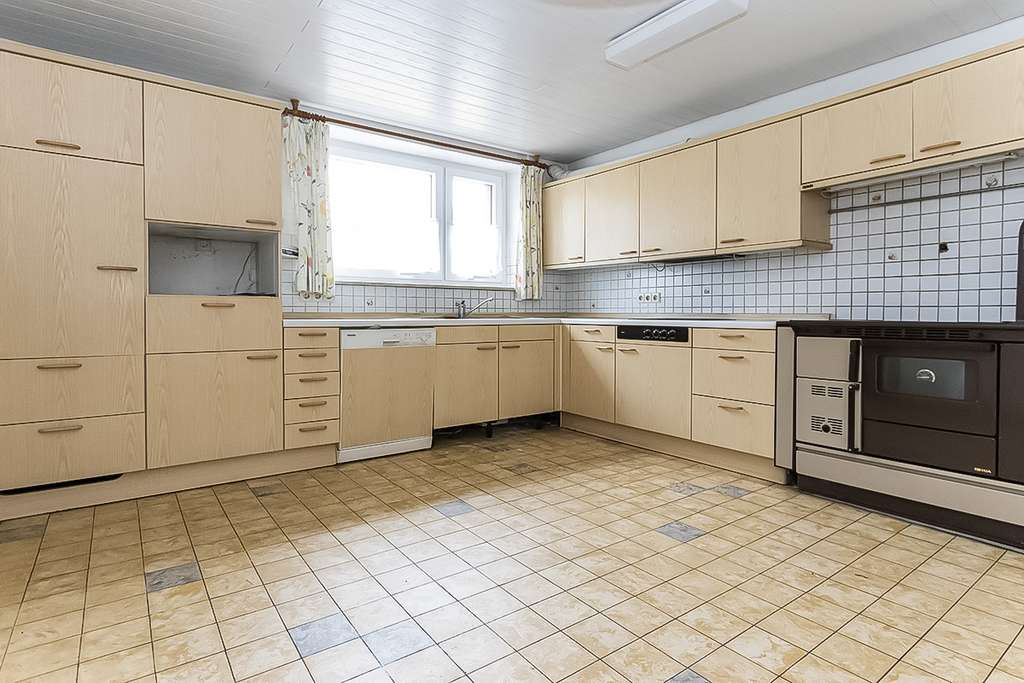 Immobilie in Gomadingen - Platzwunder für Familien / 2 Generationen - mit Nebengebäude, ideal für Handwerker, Lager ... - Bild 2