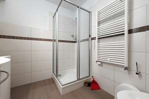 Moderne 2-Zimmer-Wohnung am Kurpark – nur wenige Gehminuten zum Strand! 2 Zi., ca. 48m² Wfl+ Stellp. – Die vollständige Adresse der Immobilie erhältst du vom Anbieter., 17509 Lubmin – Vorschaubild 11