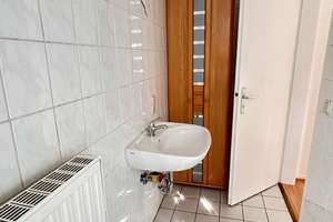 Helle 35 m² Dachgeschosswohnung mit separater Küche und Gartenmitbenutzung – Marthastraße 26, 51069 Dellbrück, Köln – Vorschaubild 2