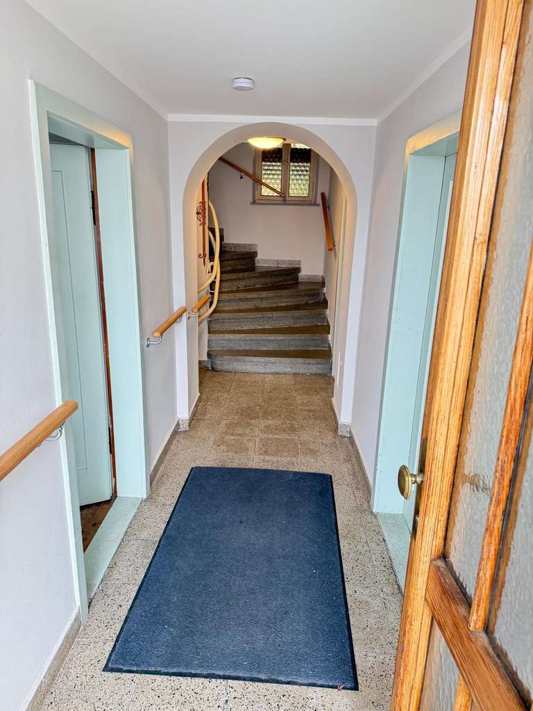 Immobilie in Oettingen i.Bay. - Immo-Love Oettingen- MFH mit 4 WE und 2 Gewerbegaragen und Baugrundstück! - Bild 3