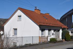Einfamilienhaus mit Anliegerwohnung – Solide Kapitalanlage oder Mehrgenerationenwohnen – Die vollständige Adresse der Immobilie erhältst du vom Anbieter., 57080 Eiserfeld, Siegen – Vorschaubild 2