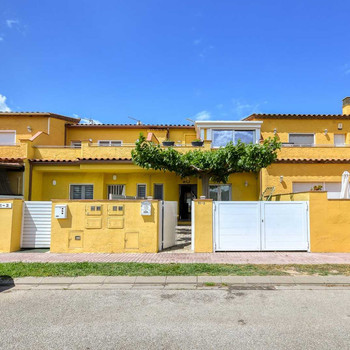 Wunderschönes möbliertes Reihenhaus mit 3 Terrassen und Blick auf eine Grünanlage in Torroella de Fl