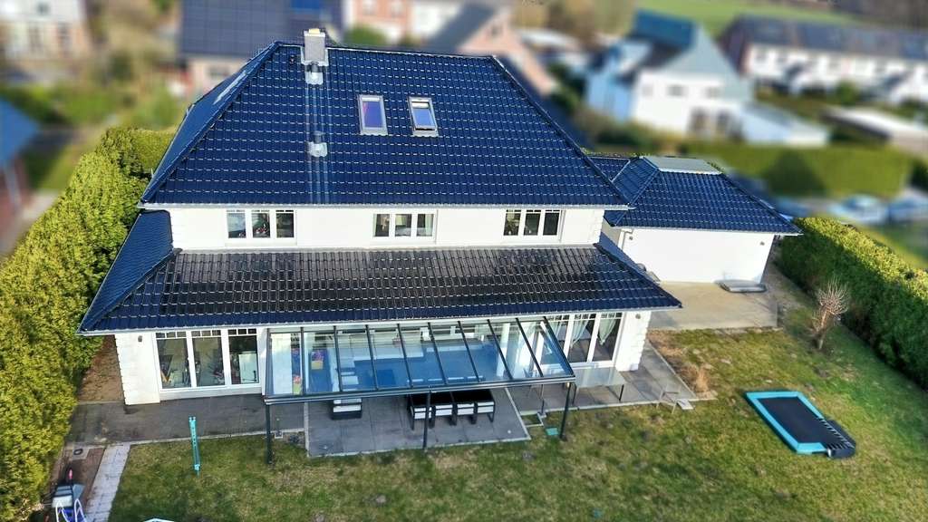 Immobilie in Stapelfeld - Exklusives Einfamilienhaus mit über 300 m² Wohnfläche - Bild 2
