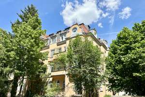 * helle und sehr großzügige 3,5 - Zimmer-Wohnung in denkmalgeschützter sanierter Altbauvilla *
