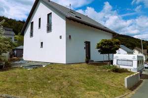 *PREISREDUZIERUNG* Familienidyll: Freistehendes Einfamilienhaus mit großem Garten in ruhiger Lage – Die vollständige Adresse der Immobilie erhältst du vom Anbieter., 63928 Eichenbühl – Vorschaubild 1