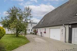 Viel Platz und Potential: Paket aus 2 Einfamilienhäusern mit Garten und Garage in Stralsund – Stralsund – Vorschaubild 2