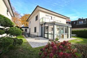 Barrierefreies + modernes Traumhaus für die Großfamilie mit Fahrstuhl + Einlieger-Wohnung! – Die vollständige Adresse der Immobilie erhältst du vom Anbieter., 22399 Poppenbüttel, Hamburg – Vorschaubild 1