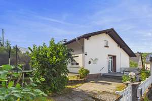  Lichtdurchflutetes Wohnhaus mit Einliegerwohnung in ruhiger Lage  – Die vollständige Adresse der Immobilie erhältst du vom Anbieter., 55568 Staudernheim – Vorschaubild 1