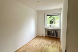 Attika-Wohnung mit 3 Zimmern und zwei Balkonen Nähe Nymphenburger Schlosspark in München-Obermenzing – Kirschäckerweg 20, 81247 Obermenzing, München – Vorschaubild 14