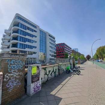 „The White“ direkt an der Spree: Stilvolle 2-Zimmer-Wohnung mit Balkon