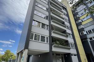 Modernisiert & bezugsfrei: Helle 3-Zimmer-Wohnung mit großer Loggia und Aufzug in München-Neuperlach