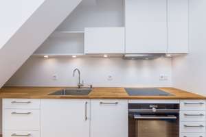 lichtdurchflutete 2 Zimmer Dachgeschosswohnung mit Einbauküche in Gohlis