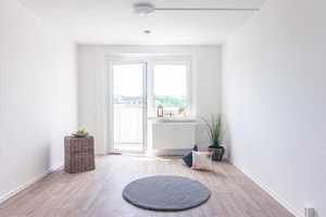 Große 4-Raum-Wohnung mit Balkon – Ludwig-Kühn-Str. 9, 9123 Chemnitz – Vorschaubild 1