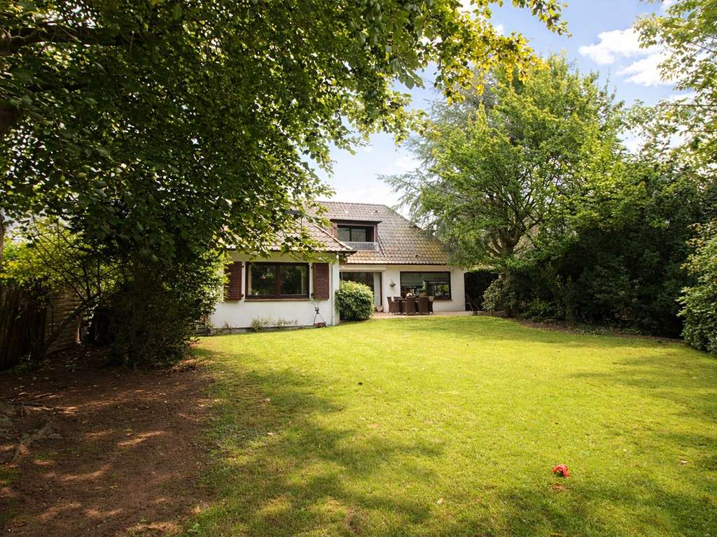 Immobilie in Großhansdorf - Wohnen mit Charme: Einfamilienhaus in kleiner Seitenstraße - Bild 2