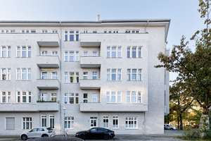 Sanierte 2-Zimmer-Wohnung mit 38 m² Dachstudio-Potenzial in Moabit