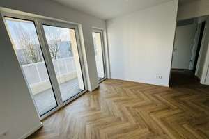 Sehr ruhige Wohnung zum Innenhof mit EBK, Abstellkammer, Balkon und Waschmaschinenanschluss! – Otto-Franke-Straße 45, 12489 Adlershof, Berlin – Vorschaubild 5