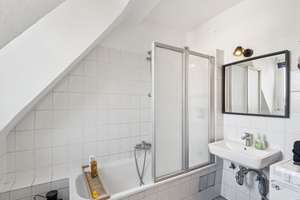 Attraktive 2-Zimmer-Dachgeschosswohnung mit Balkon in Düsseldorf-Oberbilk – Die vollständige Adresse der Immobilie erhältst du vom Anbieter., 40227 Oberbilk, Düsseldorf – Vorschaubild 7