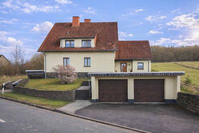 Großes Einfamilienhaus mit Gartenparadies, Gäste- und Nutzflächen sowie mehreren Garagen