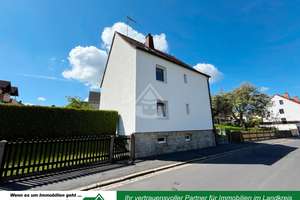 Solides Wohnhaus mit Potenzial und Garten – Die vollständige Adresse der Immobilie erhältst du vom Anbieter., 95100 Selb – Vorschaubild 1