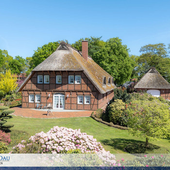Großzügiges Fachwerkhaus mit parkähnlichen Garten und idyllischer Auffahrt. Obj. 8567