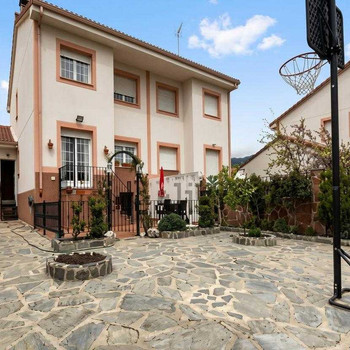 Außergewöhnliche Berghütte mit 6 Schlafzimmern, privatem Garten und Garage im Herzen von Rascafría