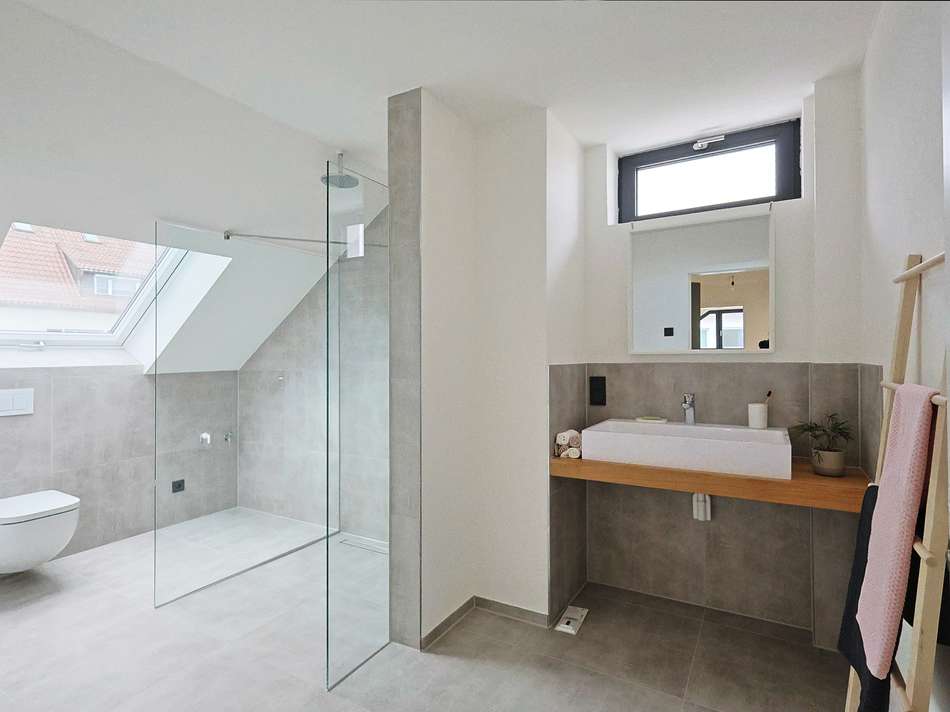 Schönes Tageslichtbad im Da...