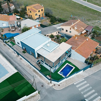 TRAUMHAUS IM EMPORDÀ: DESIGN, LICHT UND NATUR