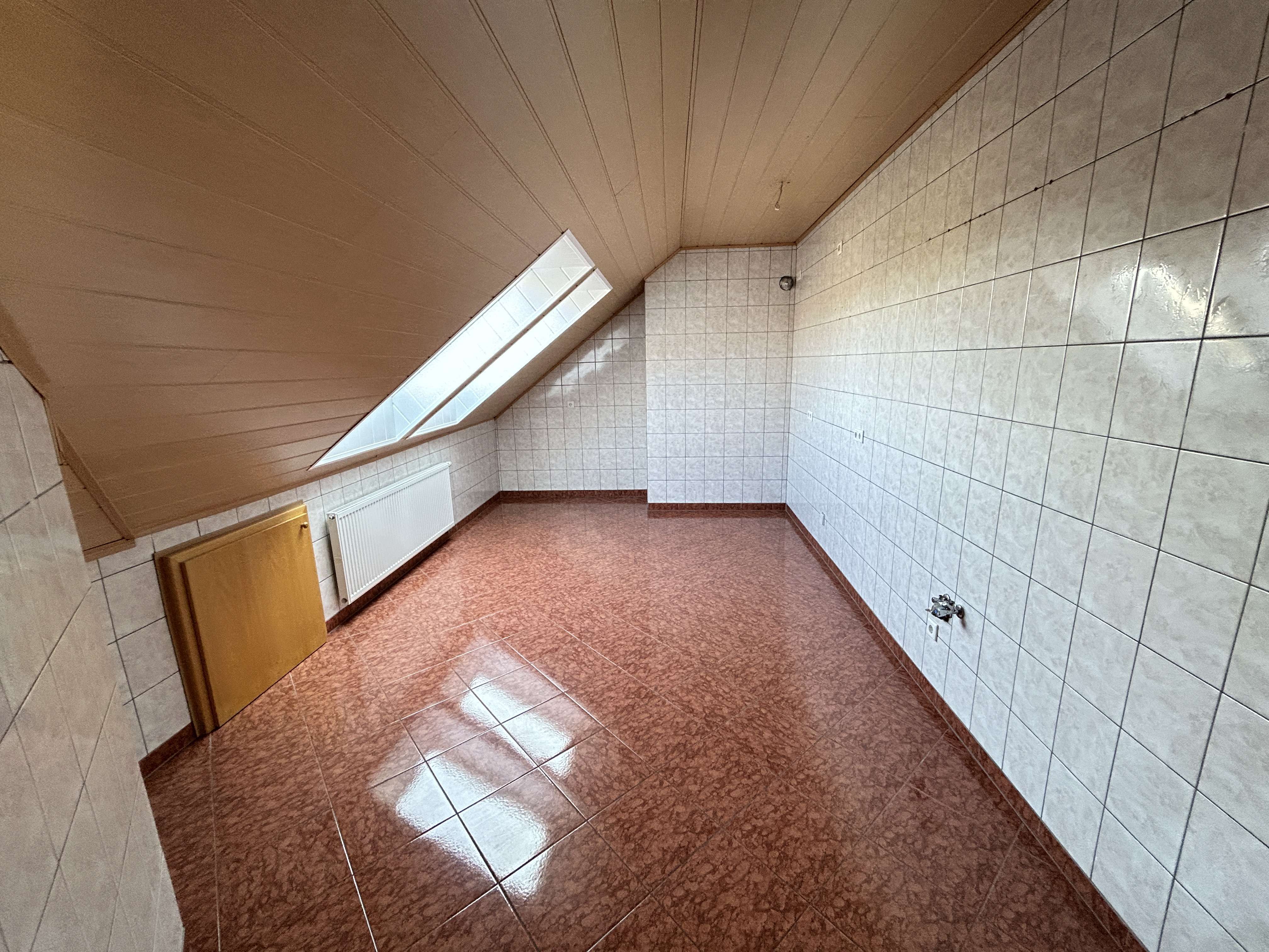 Immobilie in Warburg - Großzügige Dachgeschoss-Eigentumswohnung mit Weitblick, Balkon und viel Potenzial in Warburg - Bild 4