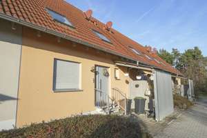 Modernes RMH (KfW 55), EBK, FBHZ, Gartenhaus, 2x Carport, ruh. Wohnlage