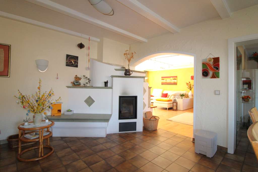 Immobilie in Emskirchen - Einfamilienhaus mit 9 Zimmern und Garage in Emskirchen - Bild 3