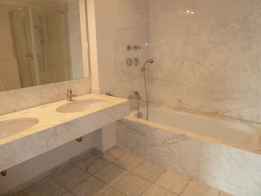 Traumhafte 4-Zimmer Altbauwohnung in bester Westendlage...V-E-R-M-I-E-T-E-T.. image