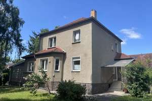 Teilsaniertes, großzügiges Wohnhaus in Mahlsdorf mit zwei Garagen